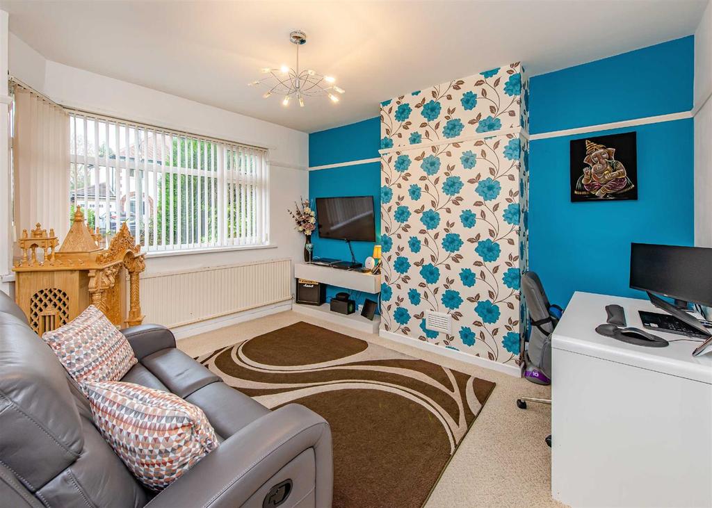 Wychbury Road, Finchfield, Wolverhampton 5 bed semidetached house £