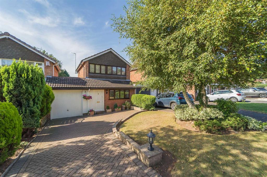 37, Cherrington Gardens, Compton... 4 bed link detached house £335,000