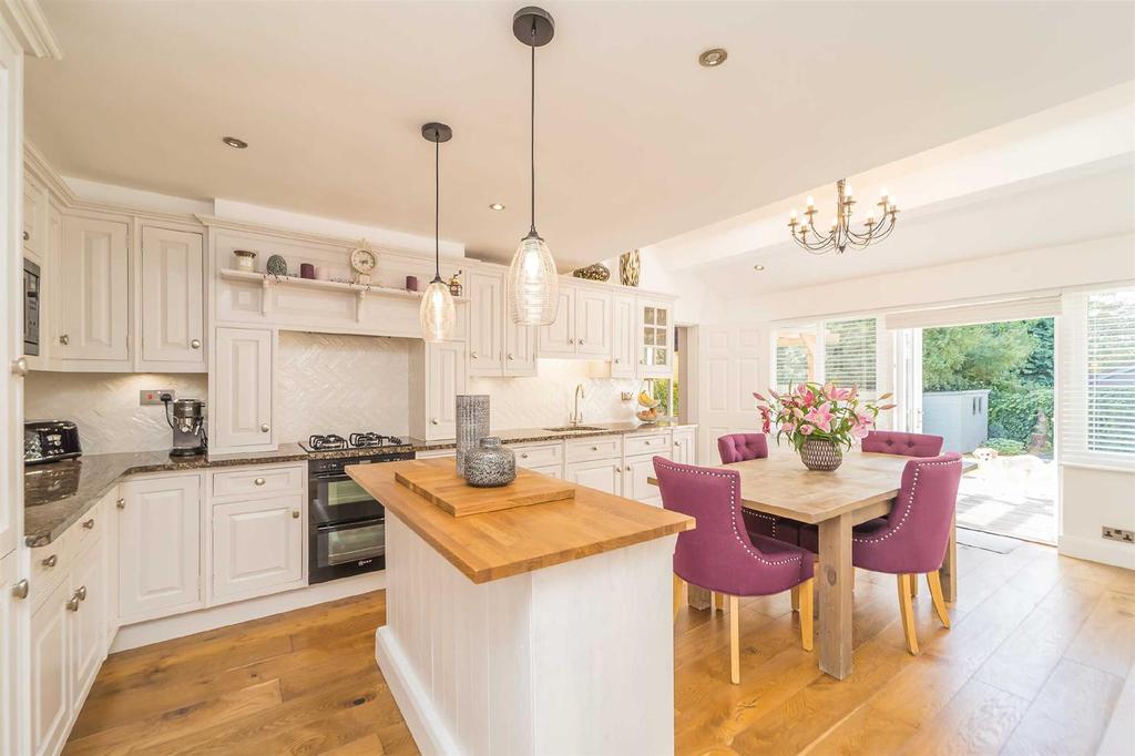 37, Cherrington Gardens, Compton... 4 bed link detached house £335,000