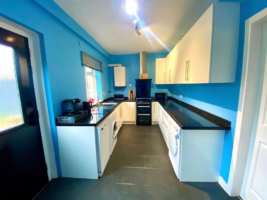 Waterloo Rise, Waterloo, Huddersfield 3 bed end of terrace house £150,000