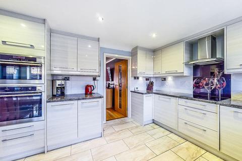32 Highlands Close, Rochester, ME2 2QT