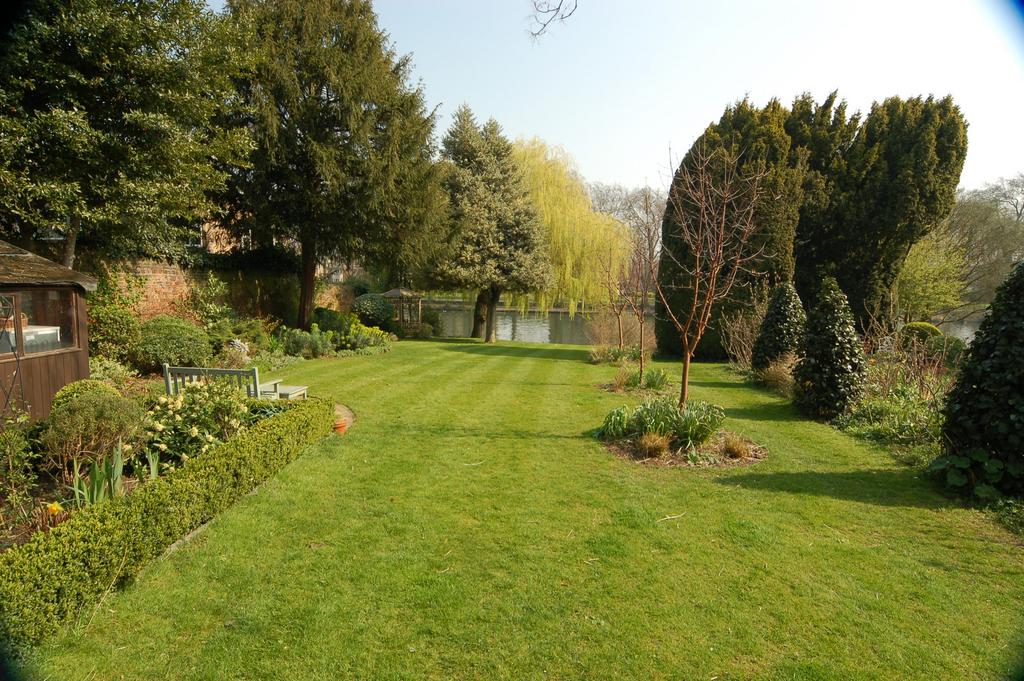Private garden area, leading down to River Thames
