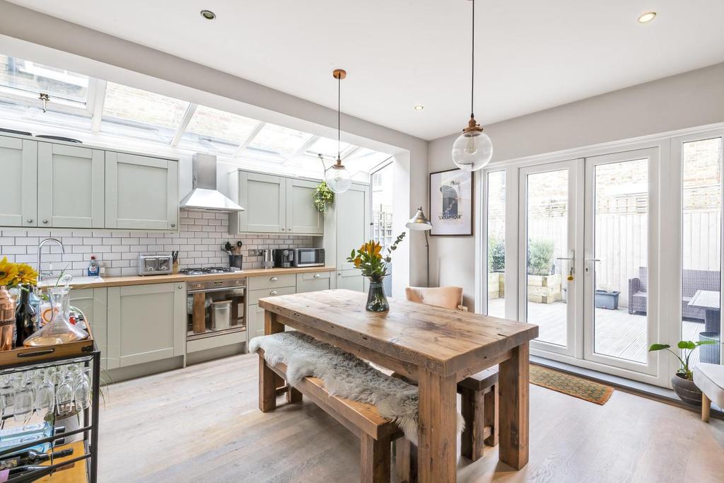 Dinsmore Road, Balham 2 bed flat £650,000