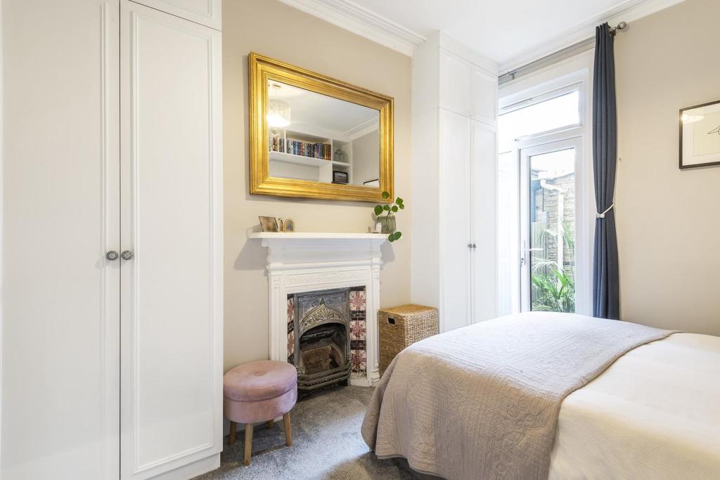 Dinsmore Road, Balham 2 bed flat £650,000