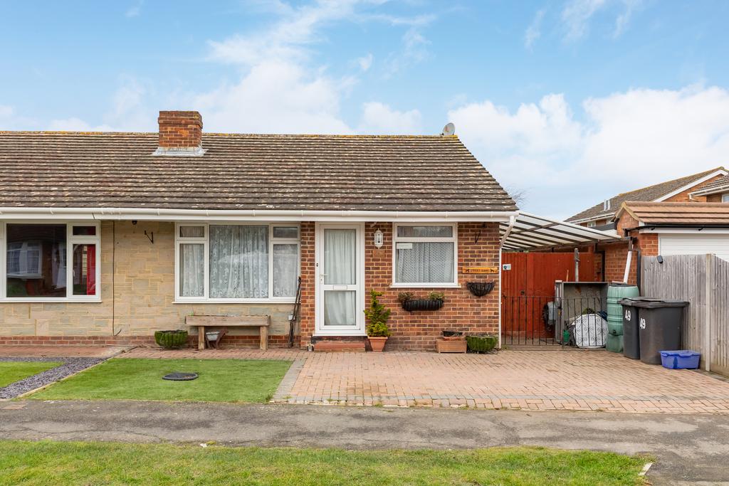 Cromer Way, Hailsham BN27 3 bed semidetached bungalow £297,500