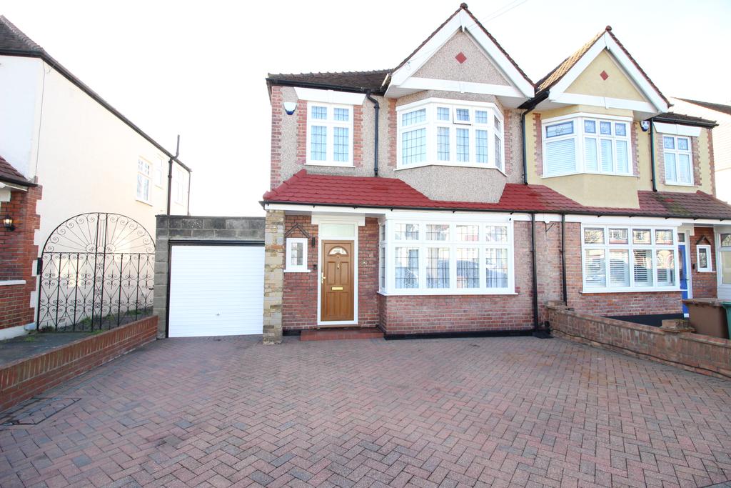 Elm Way, Worcester Park KT4 3 bed semidetached house £725,000