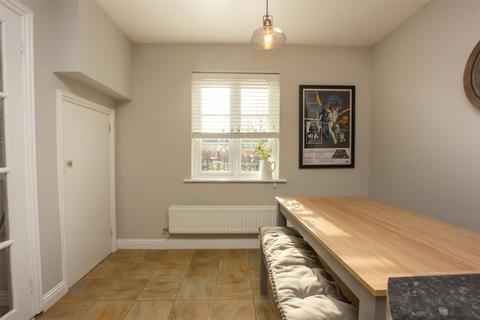 16 Campion Way, Witney, OX28 1ES