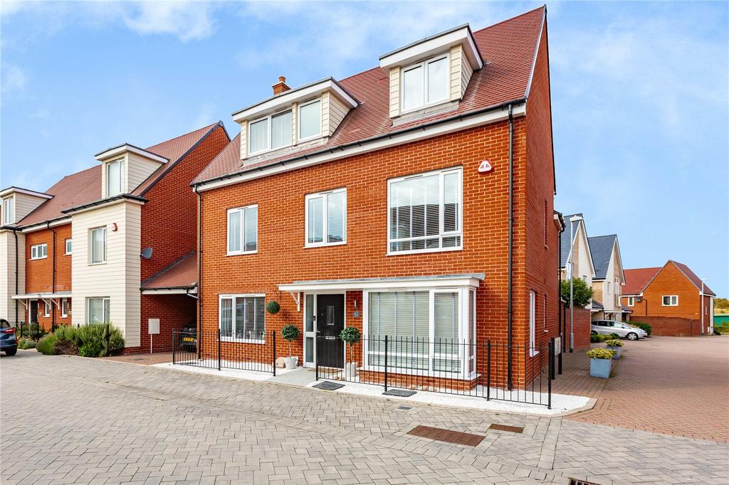 Fairway Drive, Chelmsford, Essex, CM3 5 bed detached house £725,000