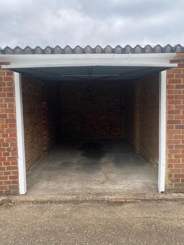 Lyminge Close, Sidcup DA14 Garage £125 pcm (£29 pw)