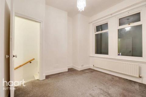 3 bedroom end of terrace house to rent, Vicarage Road, Sutton