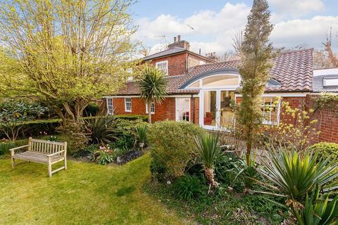 1, Yew Tree Cottage Portsmouth Road, Esher, KT10 9AL