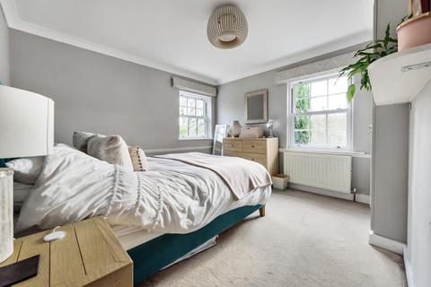 1, Yew Tree Cottage Portsmouth Road, Esher, KT10 9AL