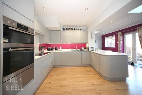 58 Felstead Way, Luton, LU2 7LJ