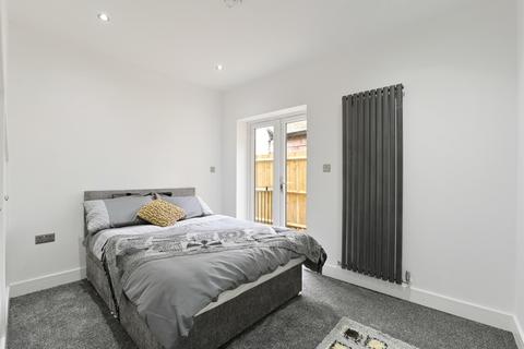 2 bedroom flat for sale - Manor Road, Wallington