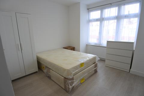 Studio to rent, Yewfield Road, Willesden NW10