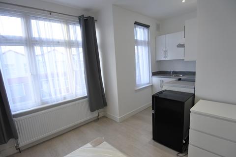 Studio to rent, Yewfield Road, Willesden NW10