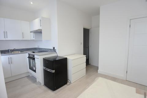 Studio to rent, Yewfield Road, Willesden NW10