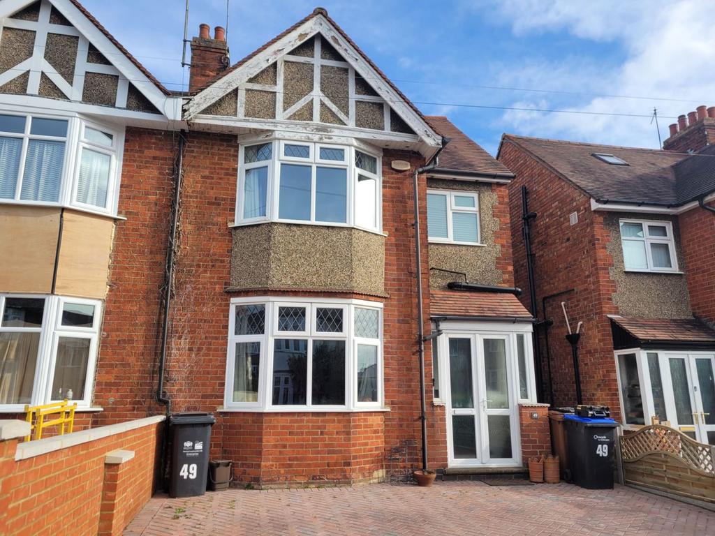 Greenfield Road, Spinney Hill, Northampton NN3 2LJ 3 bed semidetached