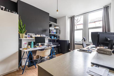 3 Avarn Road, London, SW17 9HB