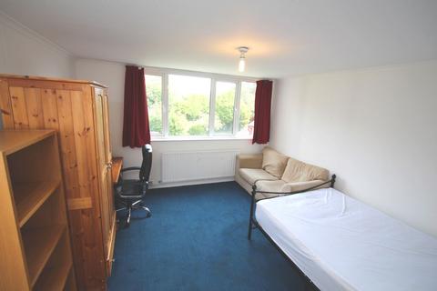 3 bedroom flat to rent - Galsworthy Road, Kingston upon Thames KT2