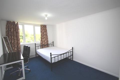 3 bedroom flat to rent - Galsworthy Road, Kingston upon Thames KT2
