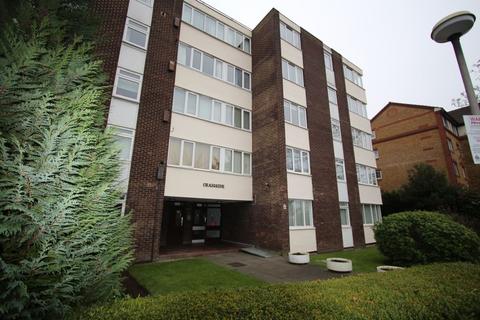 3 bedroom flat to rent, Galsworthy Road, Kingston upon Thames KT2