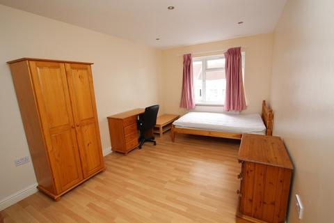 3 bedroom flat to rent - Camellia Lane, Surbiton KT5