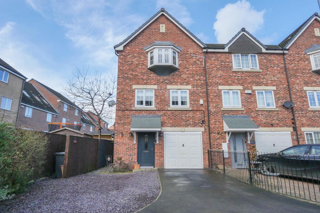 Ironstone Gardens, New Farnley, LS12 4 bed end of terrace house £320,000