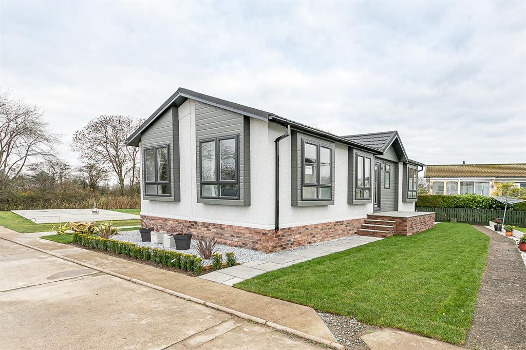 Sandholme Park, Leven, East Yorkshire, HU17 5LW 2 bed property £185,000