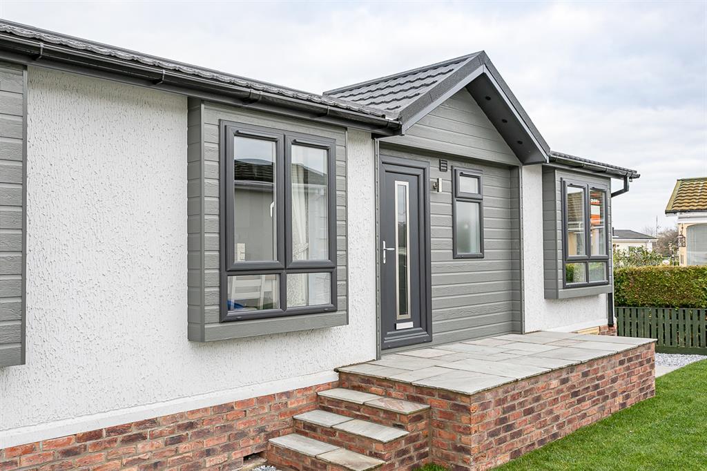 Sandholme Park, Leven, East Yorkshire, HU17 5LW 2 bed property £185,000
