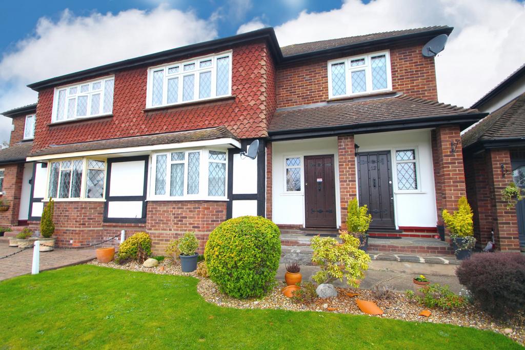 Warren Court, Chigwell 1 bed £300,000