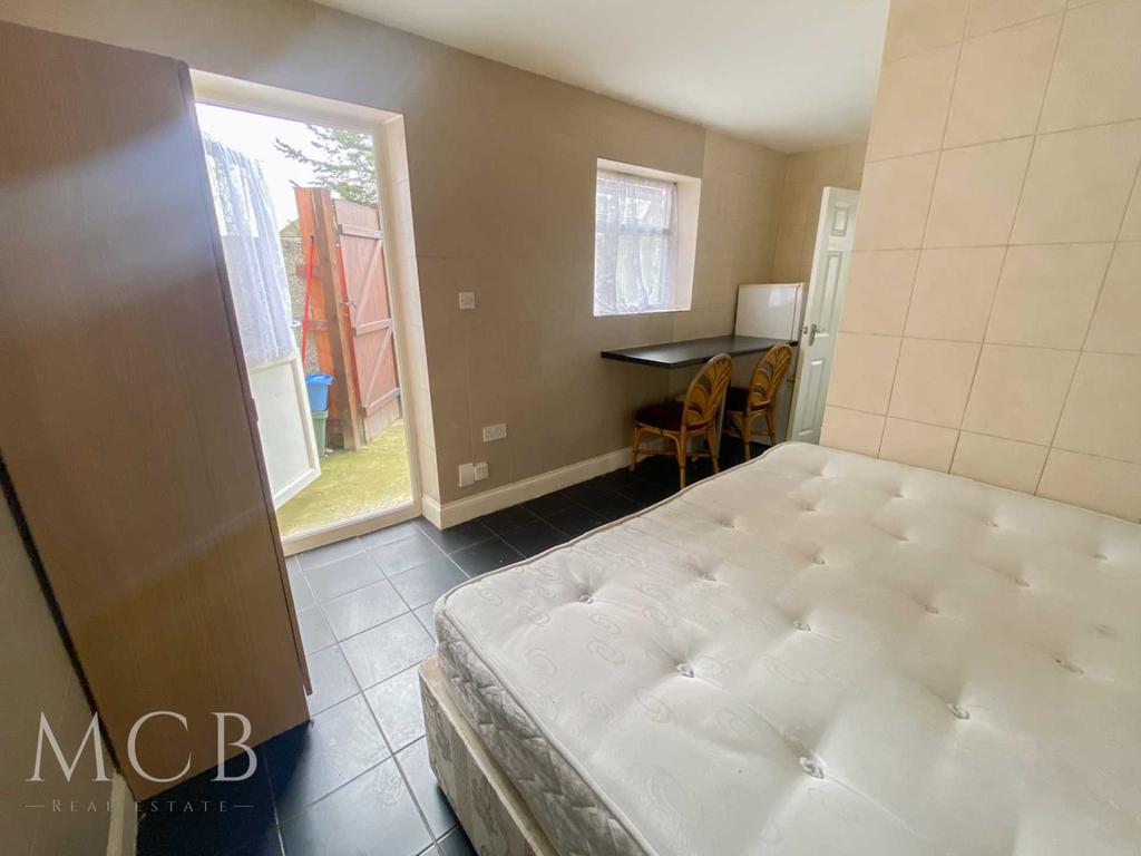 Kingston Avenue, West Drayton Studio £900 pcm (£208 pw)
