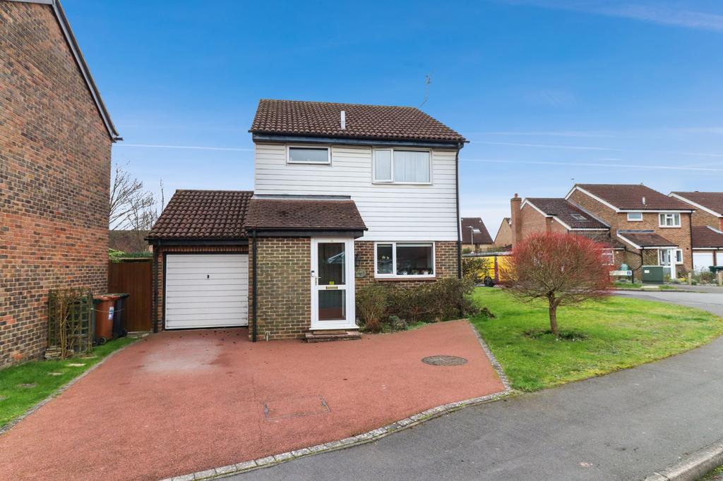 Furtherfield, Abbots Langley... 3 bed detached house £575,000