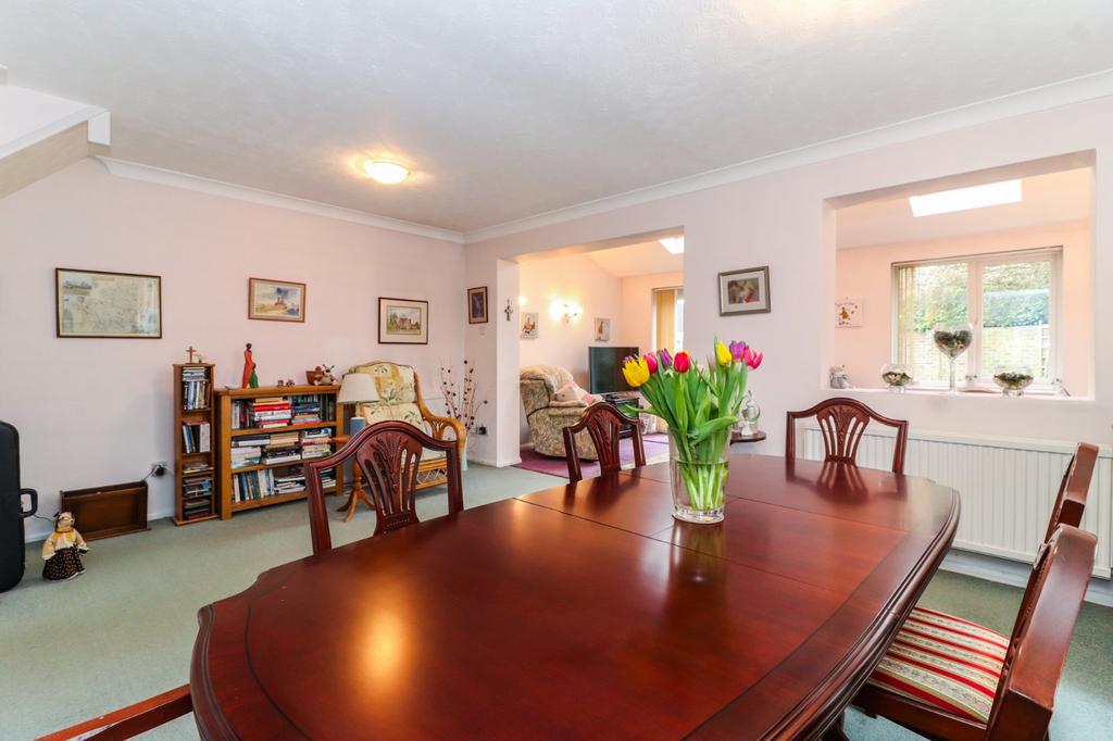 Furtherfield, Abbots Langley... 3 bed detached house £575,000