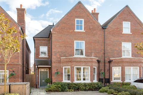 37 Barrons Chase, Richmond, TW10 5DA