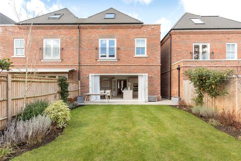 37 Barrons Chase, Richmond, TW10 5DA
