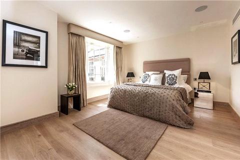 3 bedroom terraced house to rent, Burton Mews, London, SW1W