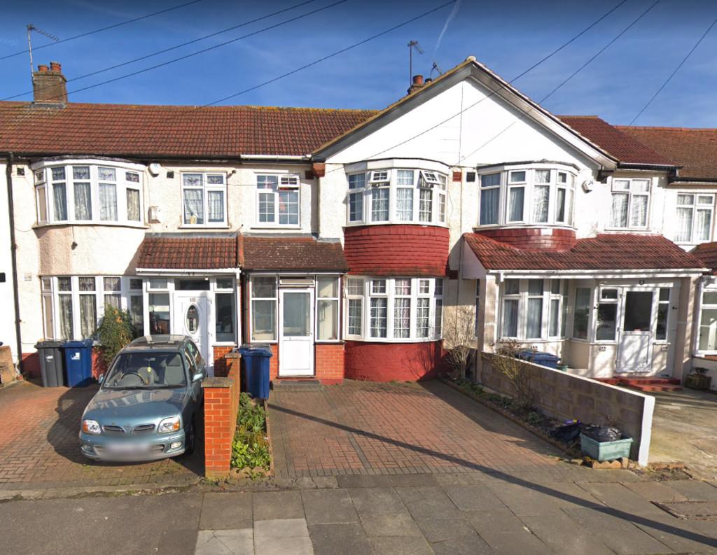 Ascot Gardens, Southall 4 bed terraced house £2,000 pcm (£462 pw)