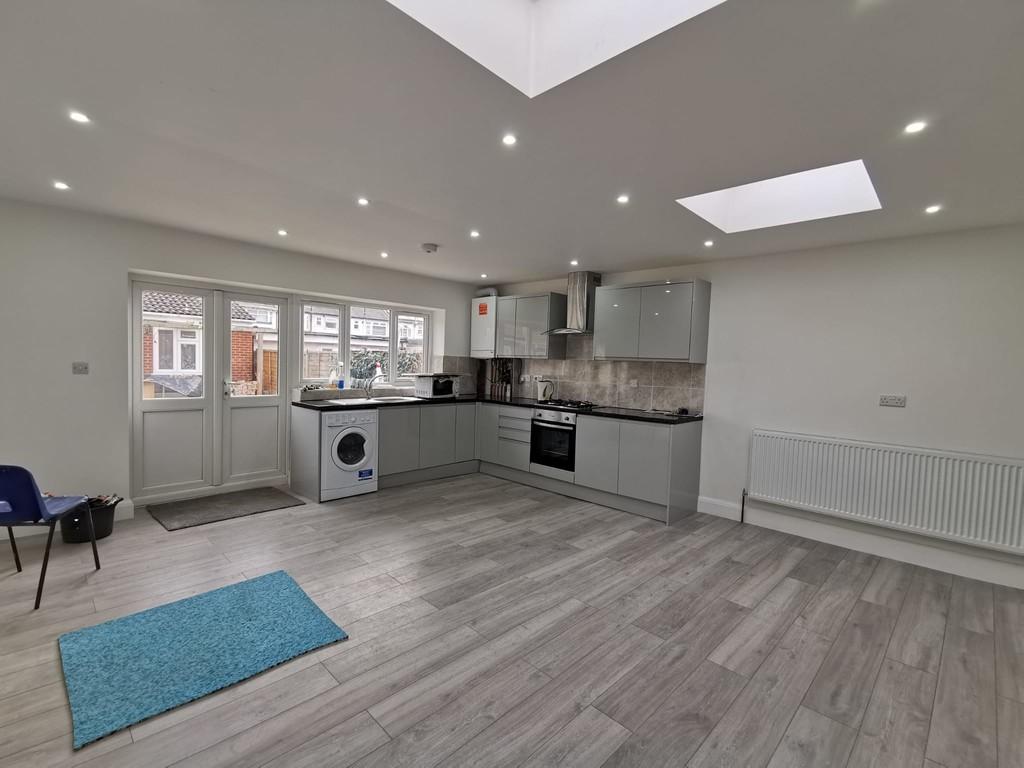 Ascot Gardens, Southall 4 bed terraced house £2,000 pcm (£462 pw)