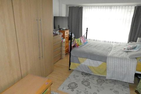28 Beresford Avenue, London, W7 3AL