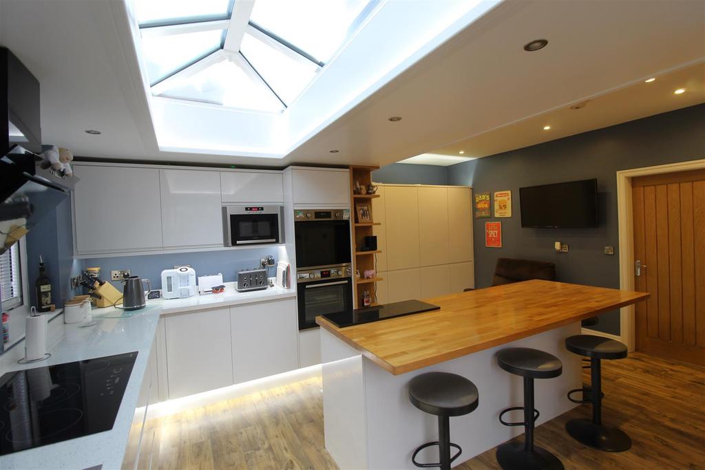 Bank End Lane, Almondbury, Huddersfield, HD5 8ES 3 bed semidetached