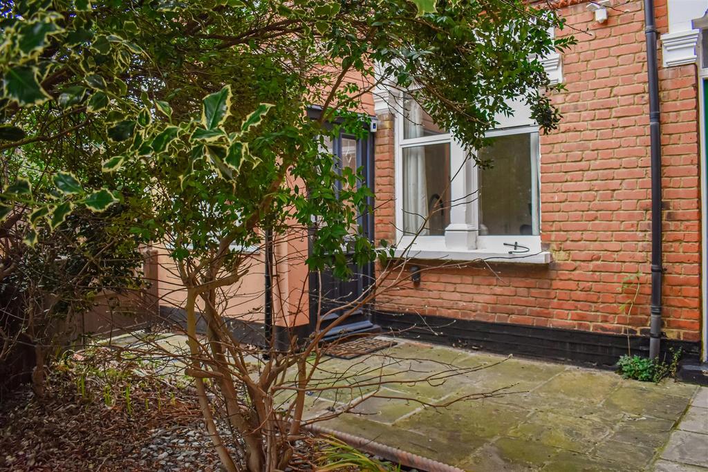 Mafeking Avenue, Brentford 2 bed apartment £495,000
