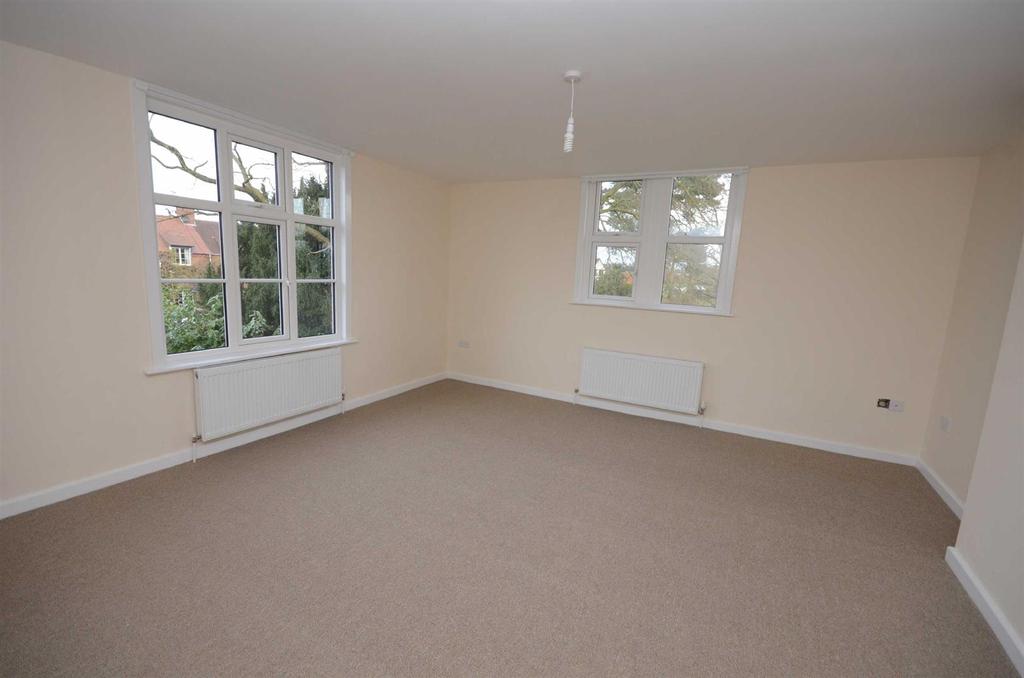 Stone Road, Eccleshall 2 bed apartment £700 pcm (£162 pw)