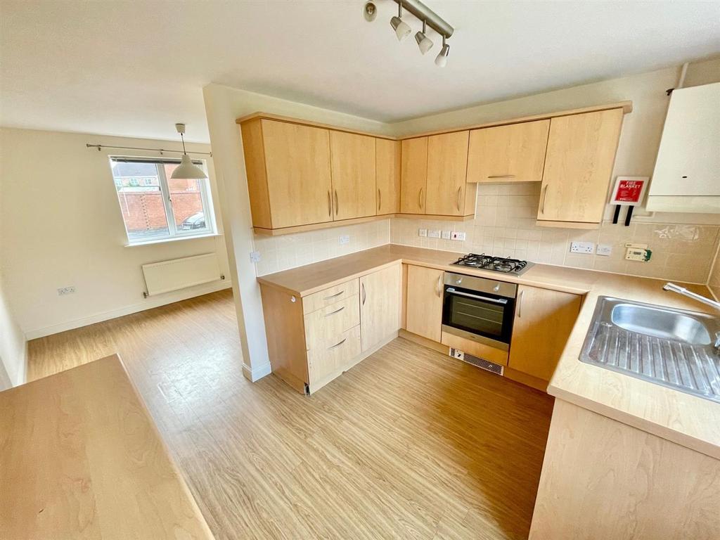 Curlew Drive, Chippenham 3 bed semidetached house £275,000