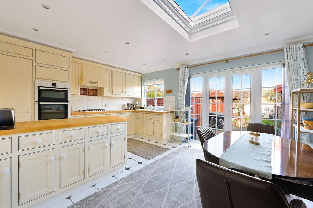 Fairlawn Grove, Banstead 2 bed semidetached house £550,000