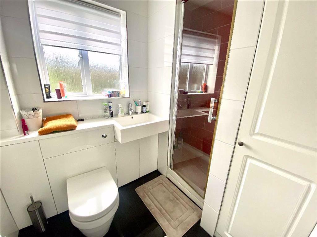 Ensuite Shower (rear)