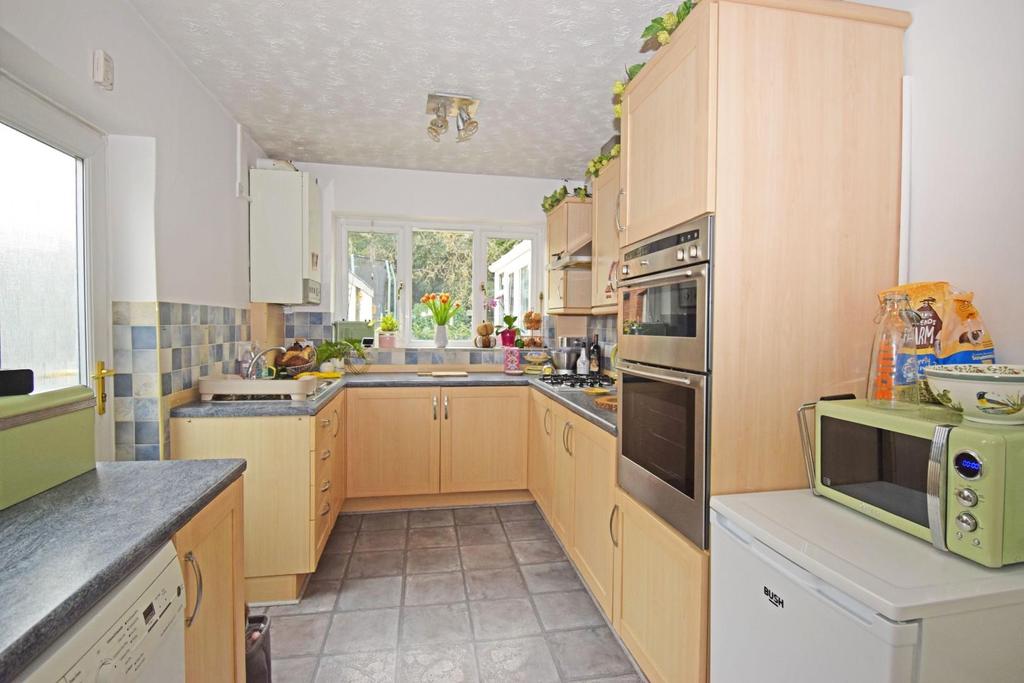 5 Brueton Avenue, Fringe Green... 3 bed semidetached bungalow £309,950