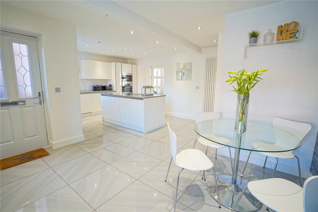 Broom Close, Sunnyside, Rotherham... 3 bed detached house £290,000