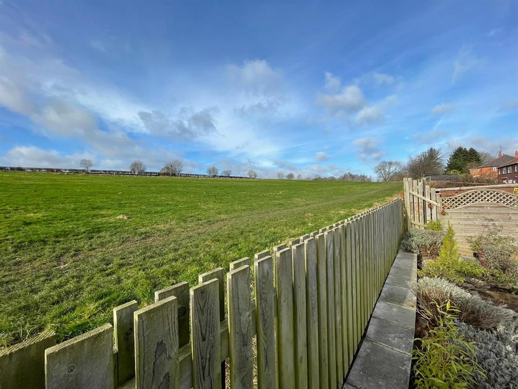 Hare Park Mount, Farnley, LS12 2 bed semidetached house £230,000