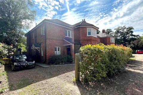 4 bedroom detached house to rent, Bath Road, Camberley, Surrey, GU15